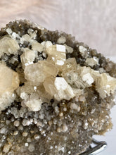 Load image into Gallery viewer, Sandwich Calcite on Quartz (P)
