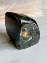 Load image into Gallery viewer, labradorite crystal, labradorite freeform, rainbow labradorite, side 
